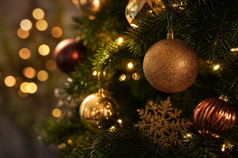 Weihnachtsdekoration mit Tannenzweigen und Kerzen