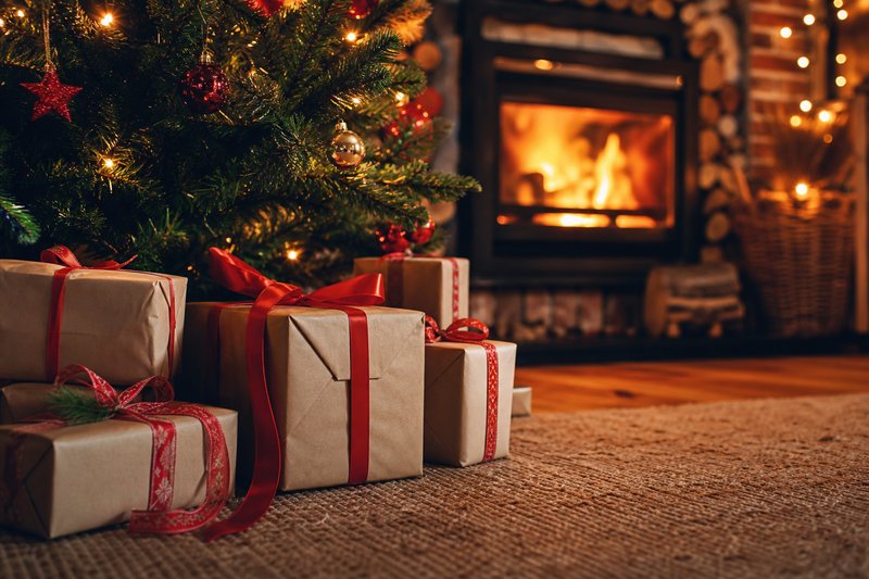 Weihnachtsgeschenke unter dem Weihnachtsbaum